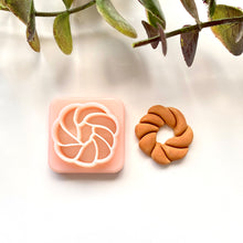 Load image into Gallery viewer, Twist Circle Bread