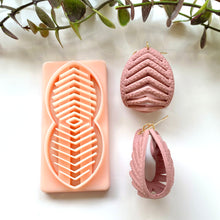 Load image into Gallery viewer, Arrow Lines Leather Twist