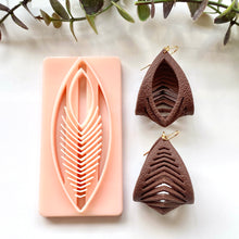 Load image into Gallery viewer, Pointy Oval Open Leather Twist