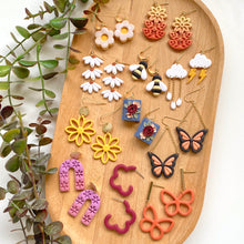 Load image into Gallery viewer, Bee Cutout