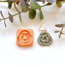 Load image into Gallery viewer, Circular Celtic Knot Dupe