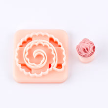 Load image into Gallery viewer, Scallop Roller Cutter