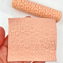 Load image into Gallery viewer, Wavy Flower Grid Texture Roller