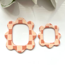 Load image into Gallery viewer, Wide Scallop Photo Frame
