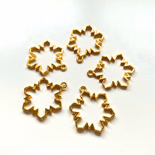 Load image into Gallery viewer, Snowflake Bezel Charm (10 pcs)
