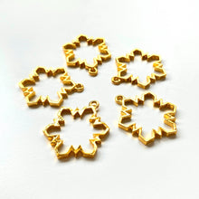 Load image into Gallery viewer, Snowflake Bezel Charm (10 pcs)
