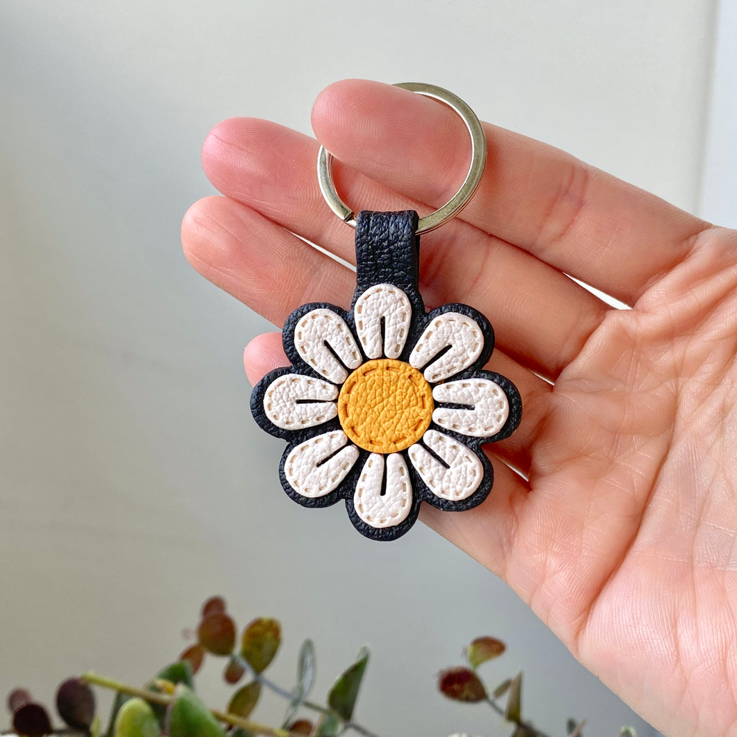 Daisy Outline Faux Leather Keychain