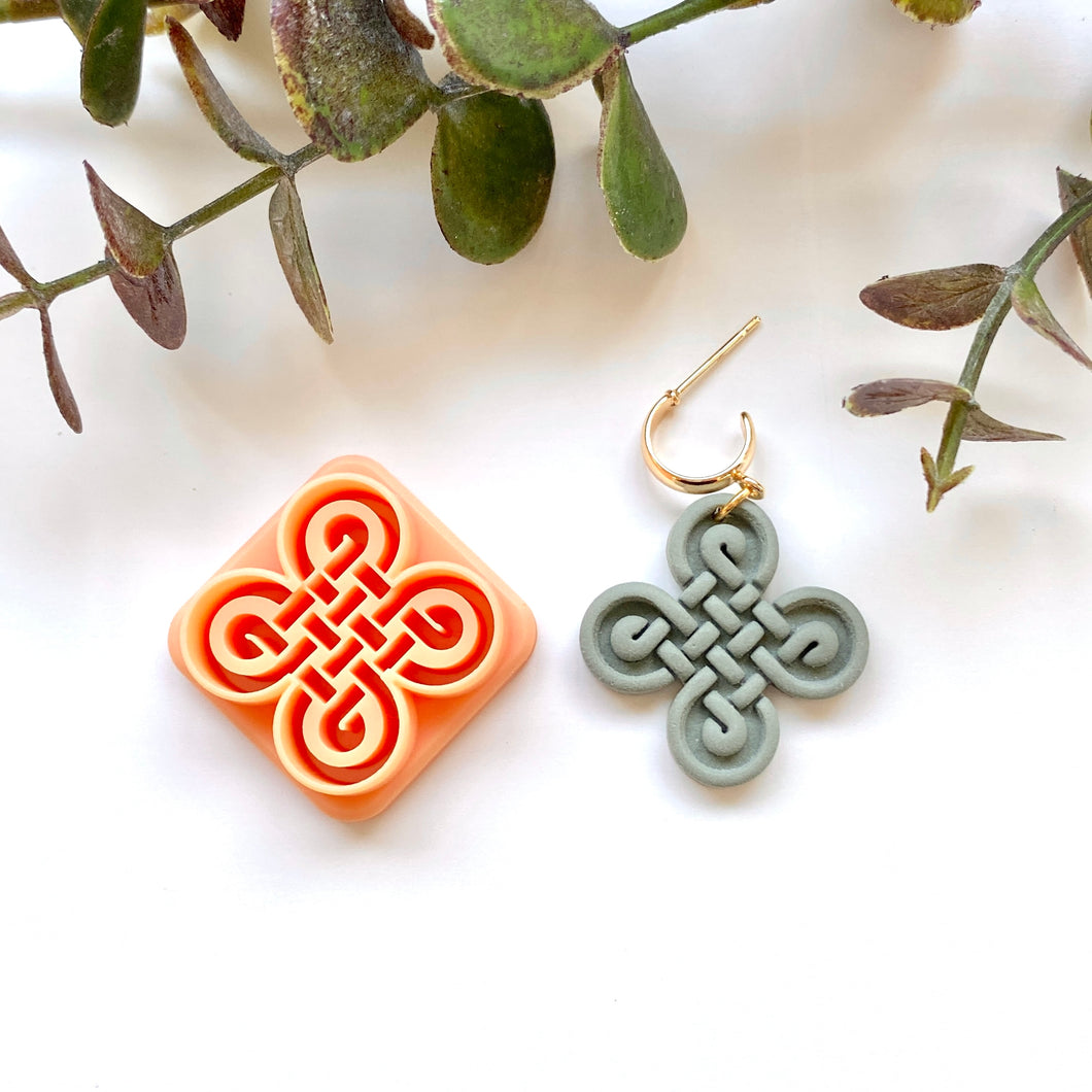 Rounded Square Celtic Knot Dupe