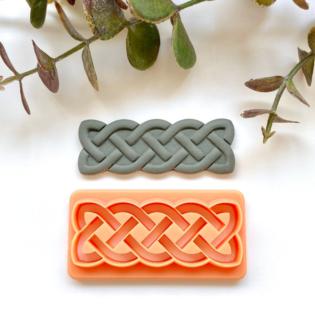 Long Celtic Knot Dupe