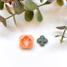 Load image into Gallery viewer, Four-Leaf Clover Border Stud
