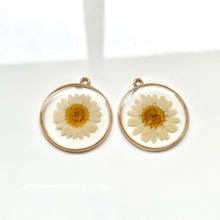 Load image into Gallery viewer, Pressed Daisy Resin Charm (10 pcs)
