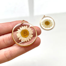 Load image into Gallery viewer, Pressed Daisy Resin Charm (10 pcs)
