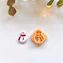 Load image into Gallery viewer, Snowman Scarf Stud
